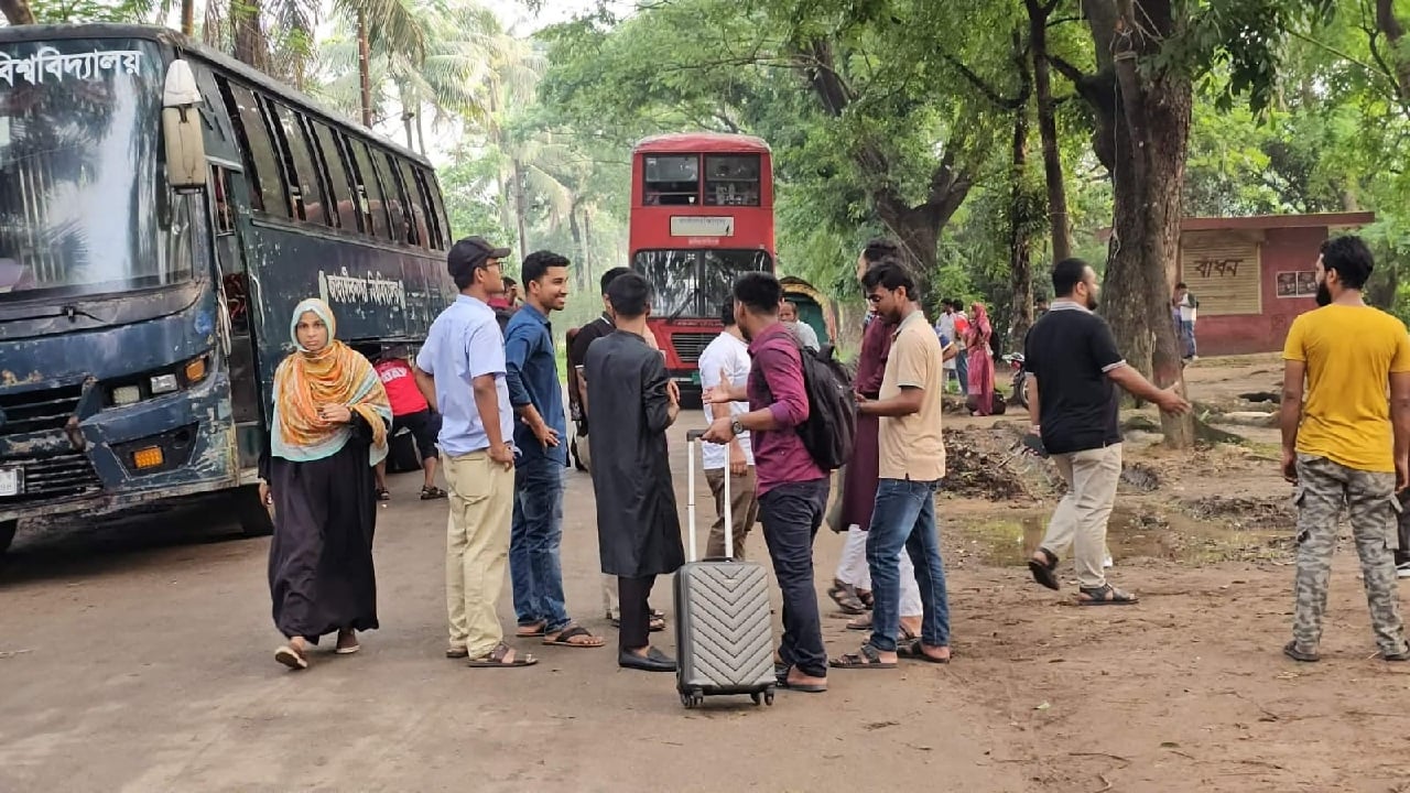 জাহাঙ্গীরনগর বিশ্ববিদ্যালয়ের পরিবহন চত্বর থেকে বাড়ি ফেরার জন্য বাসে উঠছেন শিক্ষার্থীরা।