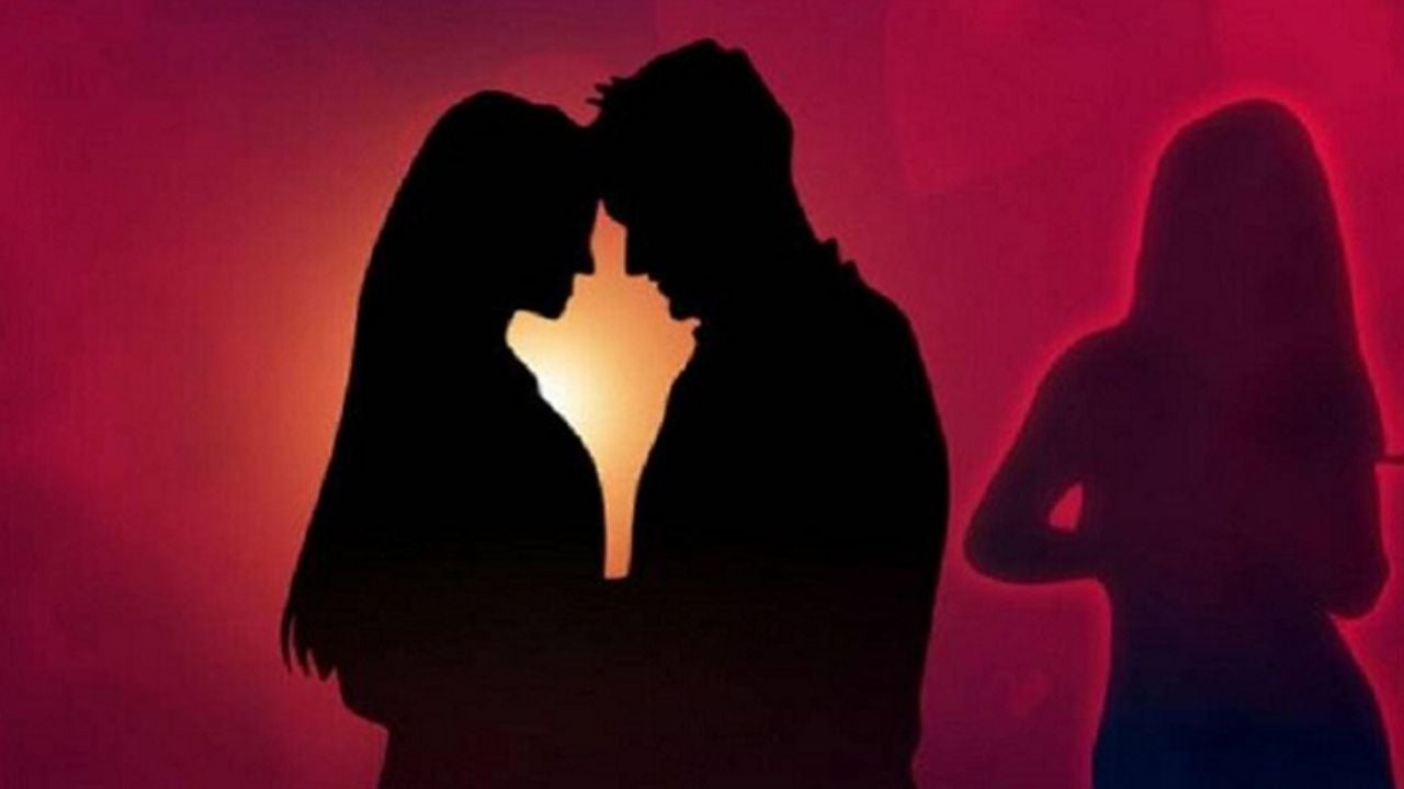 অন্য কারো প্রতি দুর্বল কিনা বুঝবেন যেভাবে