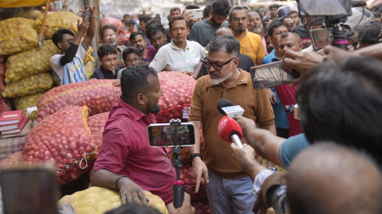 মিরপুর-১-এ ফুটপাত দখলমুক্ত করার অভিযান পরিদর্শন করছেন ডিএনসিসির প্রশাসক মো. শফিকুল ইসলাম খান। ছবি: ডিএনসিসি’র সৌজন্যে