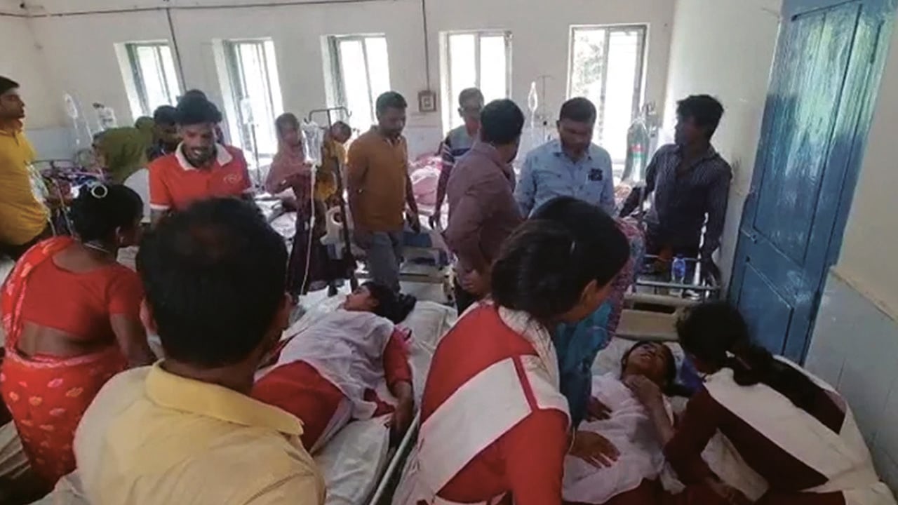 বিদ্যালয়ের নলকূপের পানি পান করে হাসপাতালে ৩২ শিক্ষার্থী 