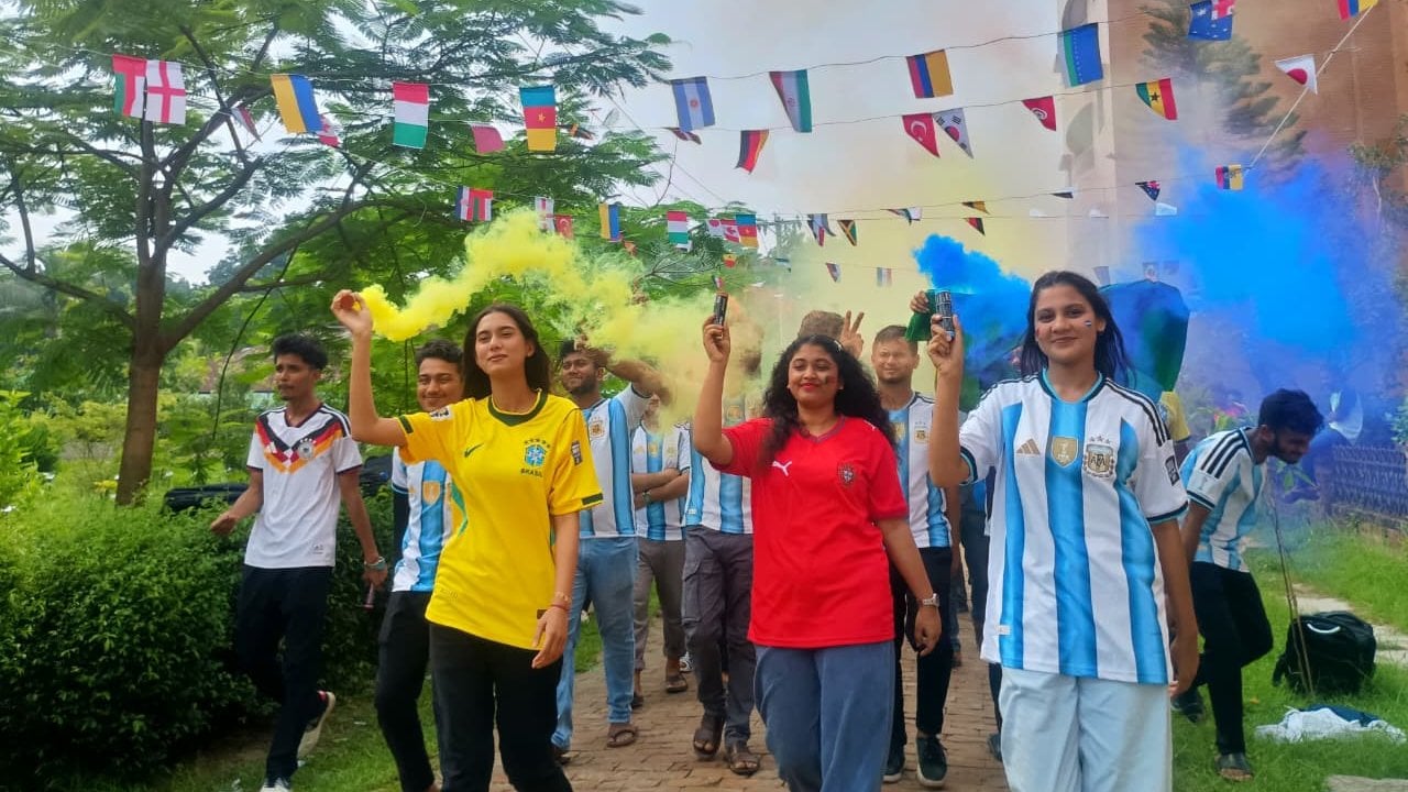 ফুটবল উন্মাদনায় মেতেছে গণ বিশ্ববিদ্যালয়