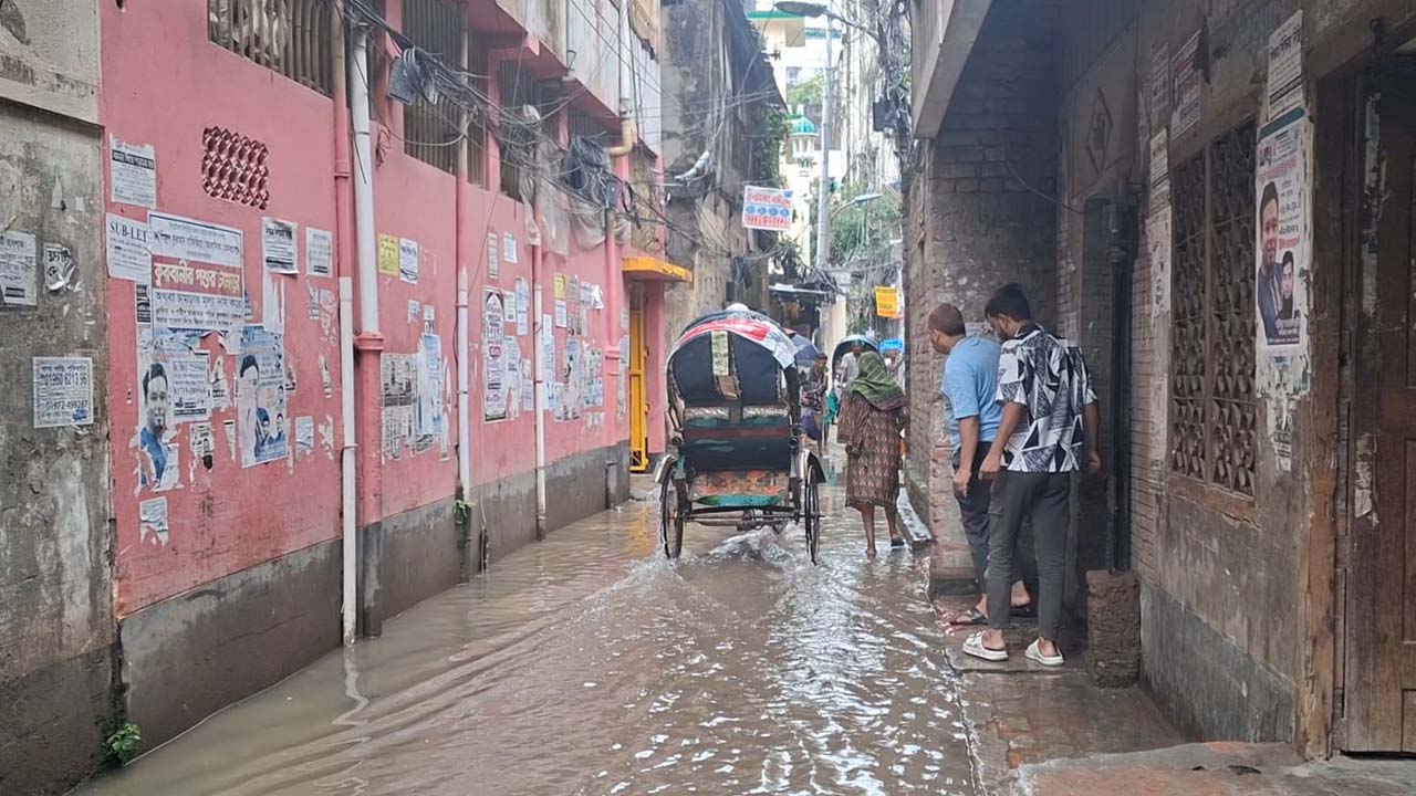 পুরান ঢাকার লক্ষ্মীবাজারের একটি গলি। ছবি: সিজেডএন টোয়েন্টিফোর