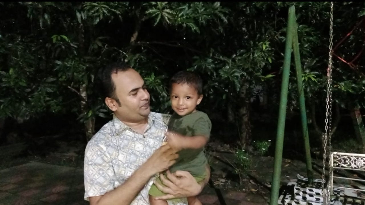 রাস্তায় শিশুকে ফেলে গেলেন মা, কোলে তুলে নেন ইউএনও