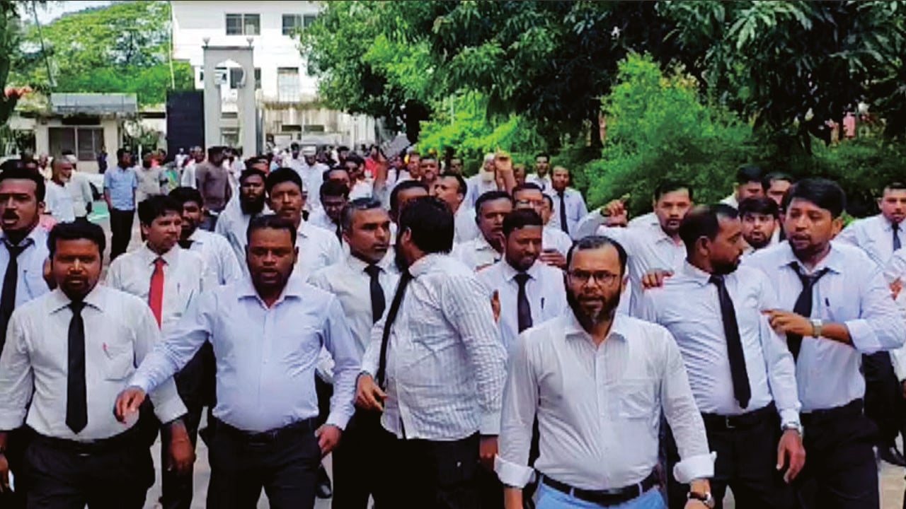 নারী আইনজীবীর দিকে পেপারওয়েট নিক্ষেপ: বিচারককে প্রত্যাহারের দাবিতে বিক্ষোভ
