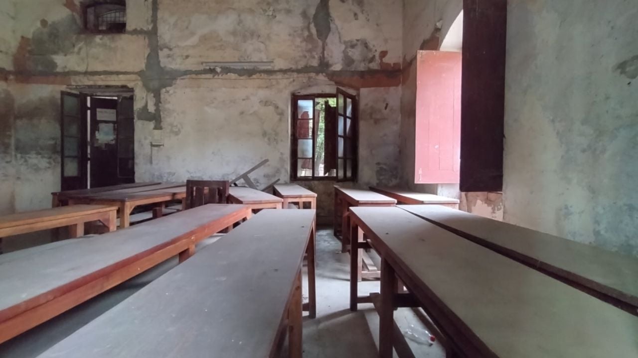 রাজধানীর পুরান ঢাকার আরমানিটোলা সরকারি উচ্চবিদ্যালয়ের একটি জরাজীর্ণ শ্রেণিকক্ষ। ছবি: সিটিজেন জার্নাল টোয়েন্টিফোর