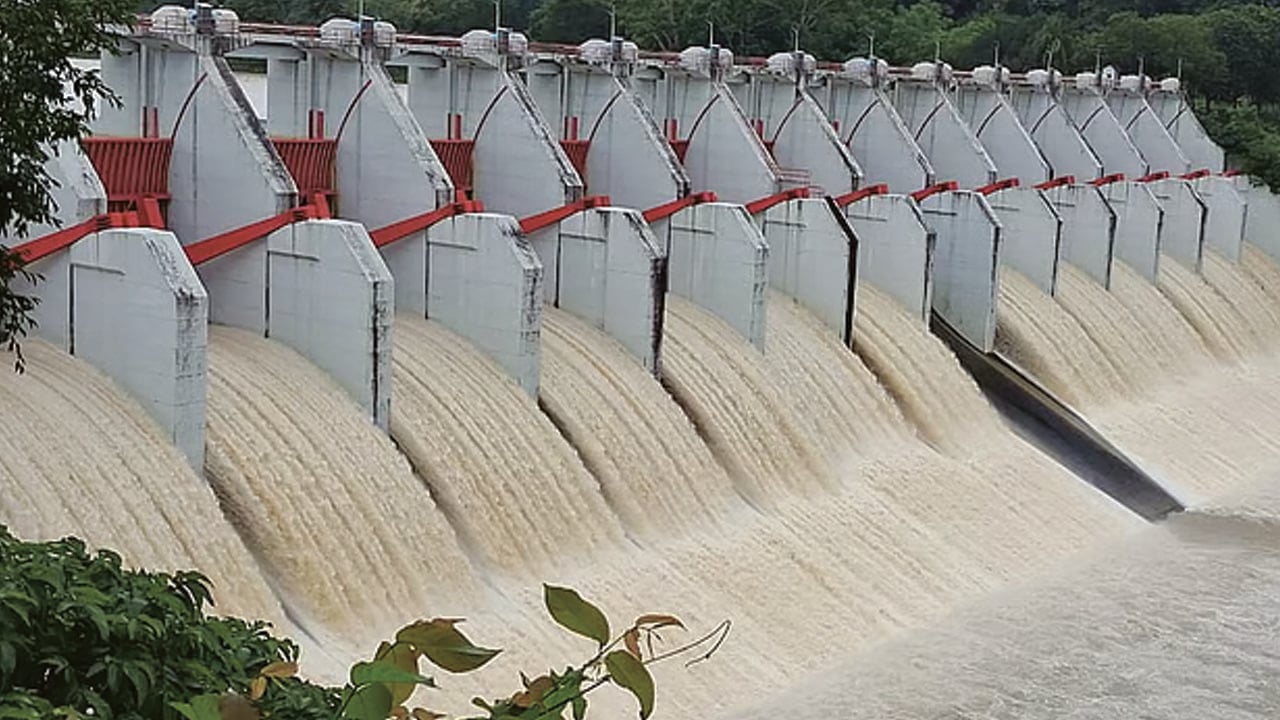 কাপ্তাই হ্রদে বেড়েছে পানি, খোলা হলো বাঁধের ১৬ জলকপাট