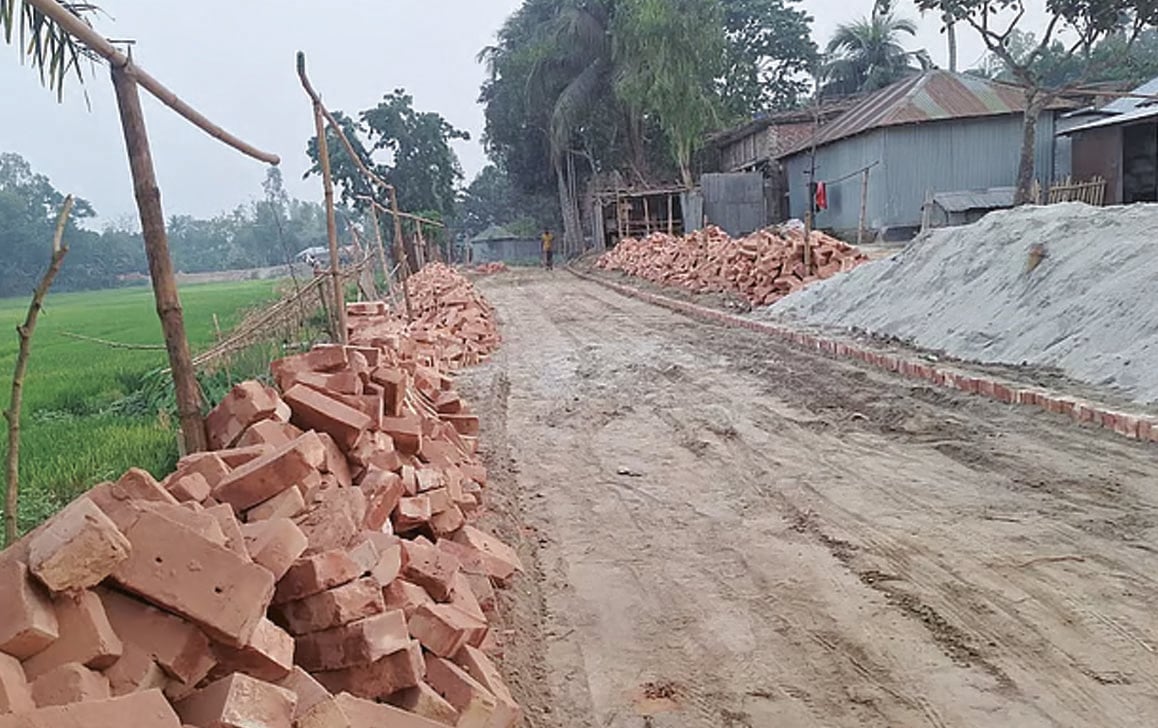 প্রধানমন্ত্রীর সফর শেষে তুলে নেওয়া হলো সড়কের ইট