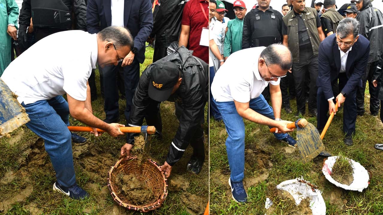 পিএমখালী ইউনিয়নে কোদাল দিয়ে মাটি কেটে পাতলী খাল পুনর্খনন কার্যক্রমের সূচনা করেন প্রধানমন্ত্রী। এসময় তাকে সঙ্গ দেন স্বরাষ্ট্রমন্ত্রী সালাহউদ্দিন আহমদ