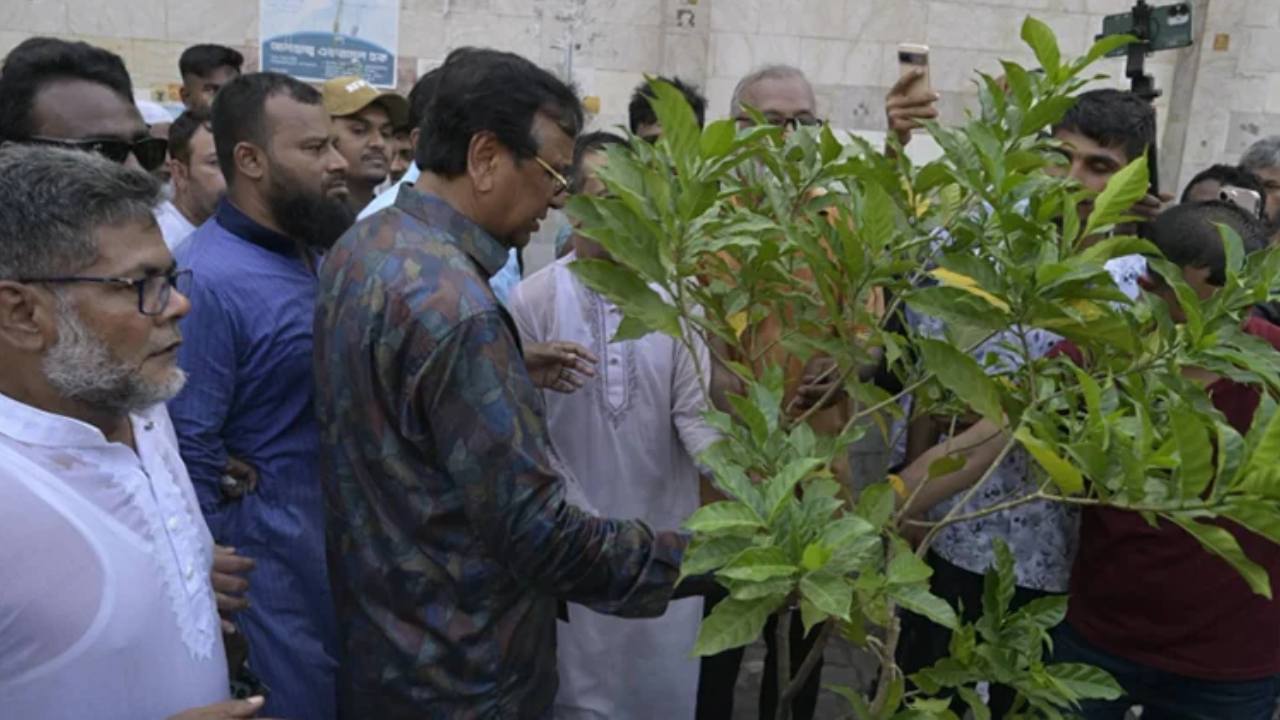 নিউমার্কেটের ফুটপাত দখলমুক্ত রাখতে ডিএসসিসির ব্যতিক্রমী উদ্যোগ