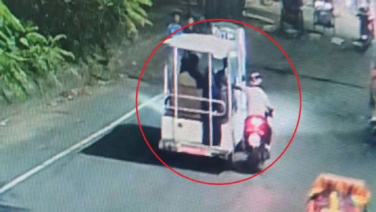 চলন্ত শাটলে ঢাবি ছাত্রীর কান থেকে স্বর্ণের দুল ছিনতাই