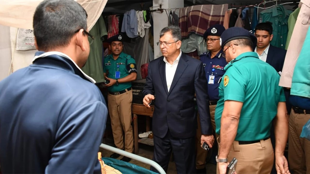 আকস্মিক তেজগাঁও থানা পরিদর্শনে স্বরাষ্ট্রমন্ত্রী