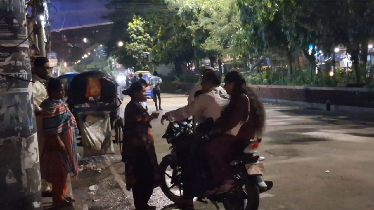রাজধানীর মতিঝিলের রাজউক অ্যাভিনিউ সড়কের পাশে কয়েকজন মাদক বিক্রেতা মোটরসাইকেলে আসা এক ব্যক্তিকে টাকা দিচ্ছে। শুক্রবার রাতে তোলা ছবি। সিজেডএন টোয়েন্টিফোর