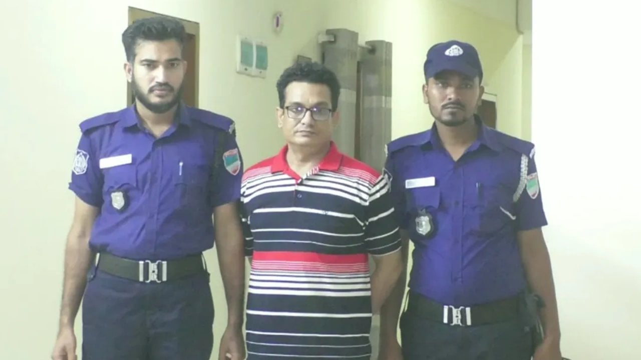 ভারতে যাওয়ার সময় ইমিগ্রেশনে স্বেচ্ছাসেবক লীগ সভাপতি গ্রেপ্তার