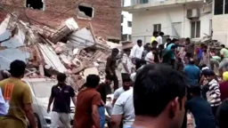 দিল্লিতে বহুতল ভবন ধস, বহু হতাহতের শঙ্কা