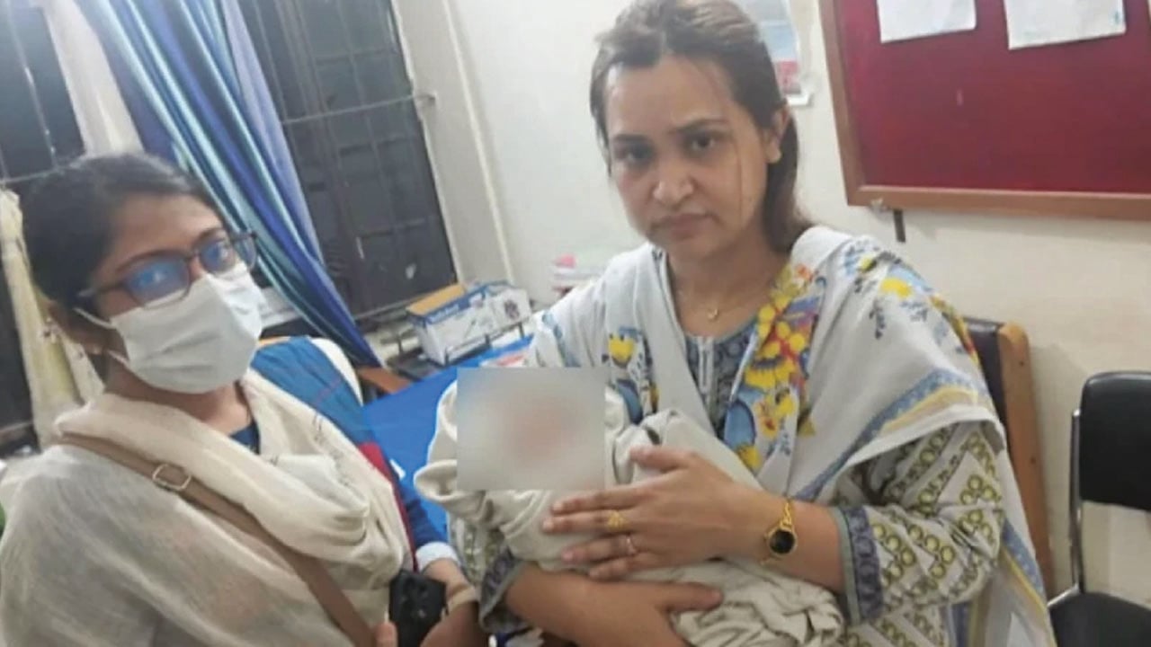 ময়লার স্তূপে নবজাতক, কোলে তুলে নিলেন ইউএনও
