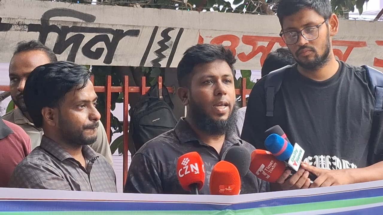 মানববন্ধনে বক্তব্য রাখেন রুবেল হোসেন। ছবি: সিজেডএন টোয়েন্টিফোর