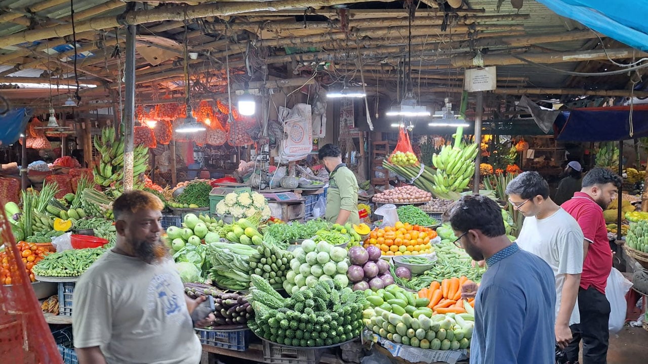সবজির বাজারে স্বস্তি, মাছে ঊর্ধ্বগতি