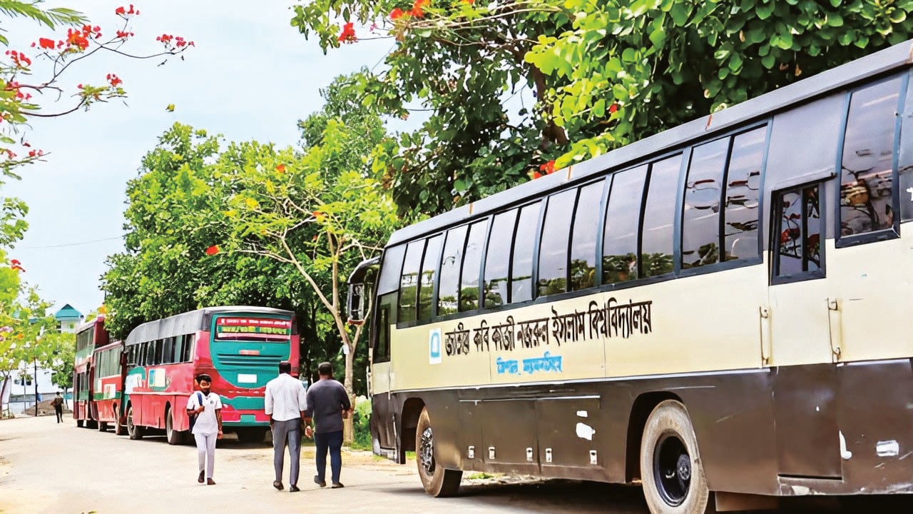 বাসের সিটে ছারপোকা নজরুল বিশ্ববিদ্যালয়ের শিক্ষার্থীদের অভিযোগ