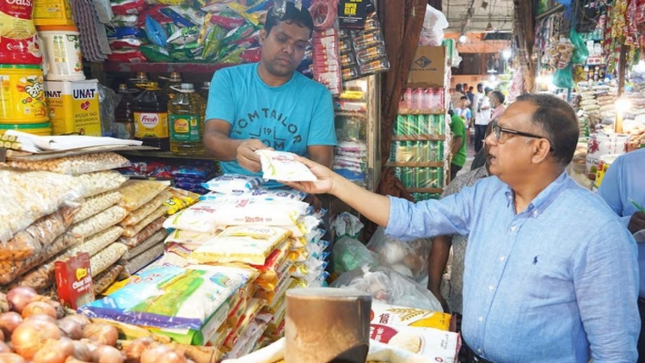 বাজারে মূল্য তালিকা টানানোর নির্দেশ বস্ত্র ও পাট প্রতিমন্ত্রীর