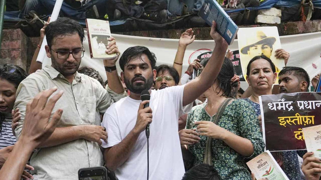 আরশোলারা ভয় পায় না, লড়াই চালানোর ঘোষণা অভিজিৎ দীপকের