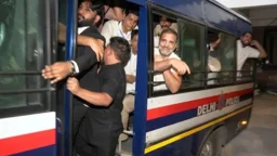 রাহুল ও প্রিয়াঙ্কা গান্ধীকে আটক করলো পুলিশ