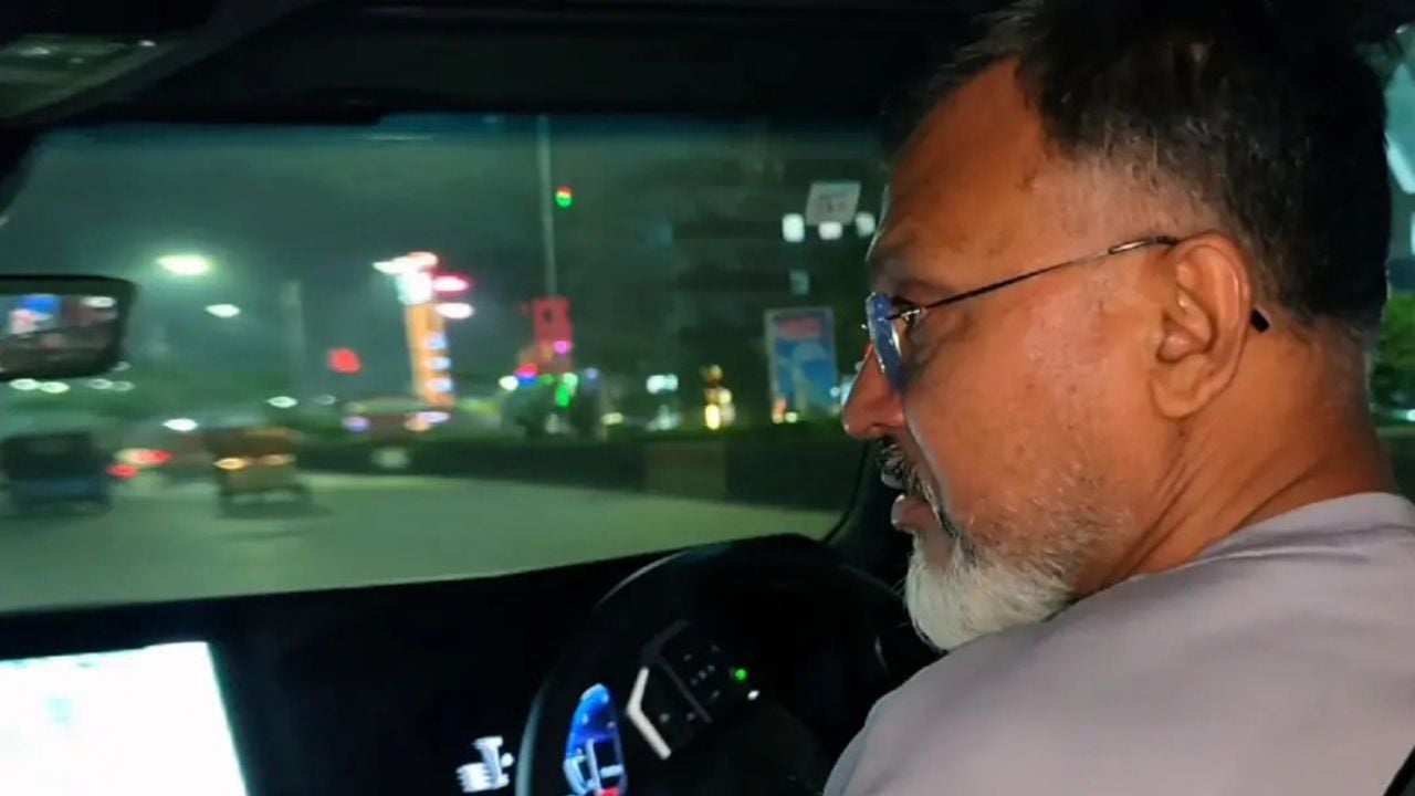 মধ্যরাতে গাড়ি চালিয়ে মিরপুর-১০ পরিদর্শনে ডিএনসিসি প্রশাসক