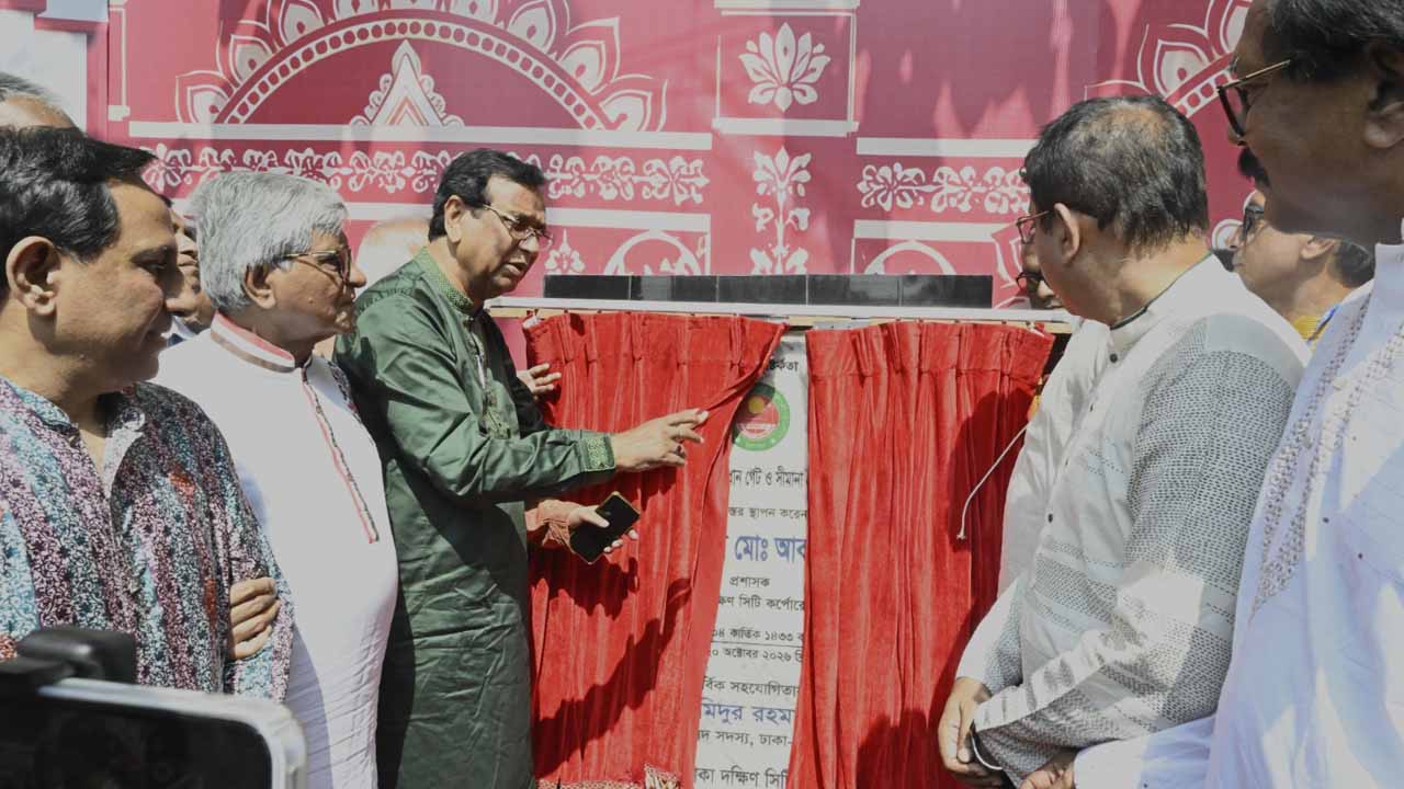 ঢাকেশ্বরী জাতীয় মন্দিরের প্রধান ফটক ও সীমানাপ্রাচীর নির্মাণকাজের ফলক উন্মোচন করেন ডিএসসিসি প্রশাসক মো. আবদুস সালাম