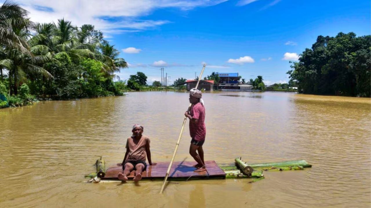 আসামে বন্যায় ২৪ ঘণ্টায় ২১ জনের মৃত্যু