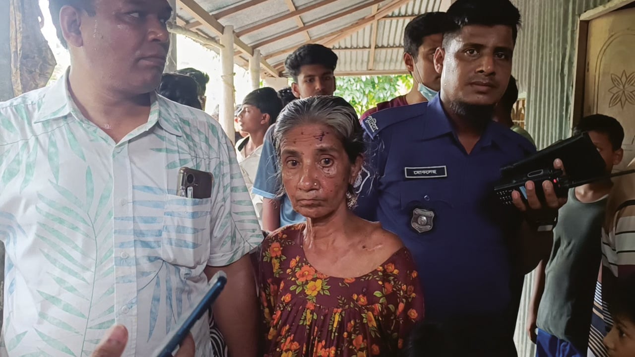মাকে হত্যার পর পুলিশ ডাকতে বলেন মেয়ে