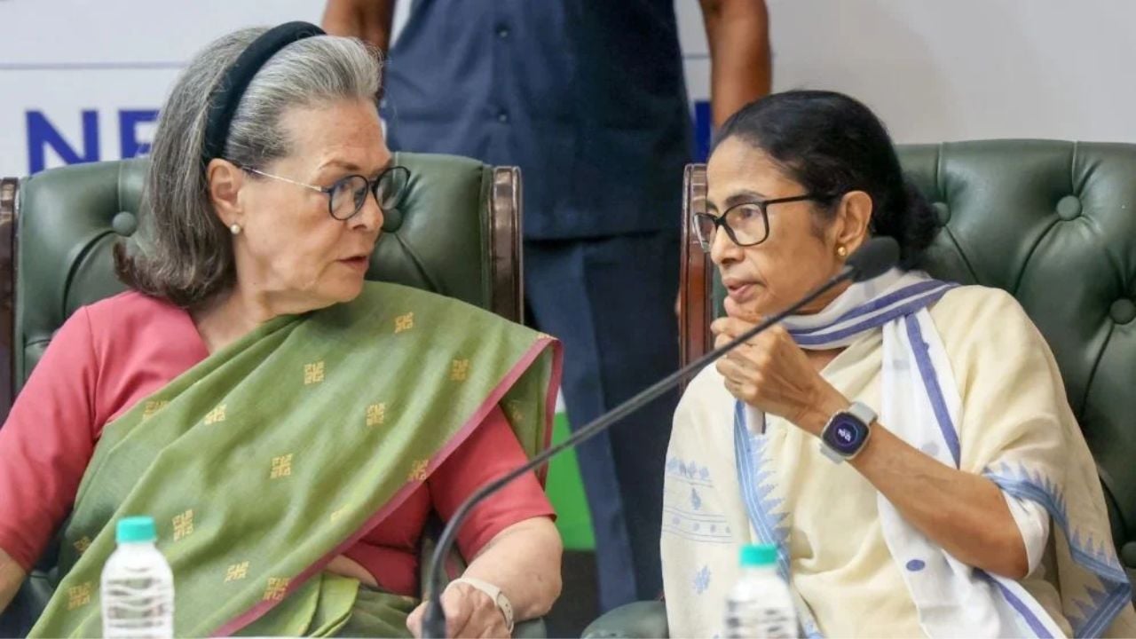 একই মঞ্চে মমতা-সোনিয়া, রাজপথে ইন্ডিয়া জোট