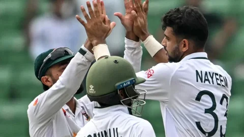 ওয়েস্ট ইন্ডিজ অলআউট ২৪৫ রানে, বাংলাদেশের লিড ২৭