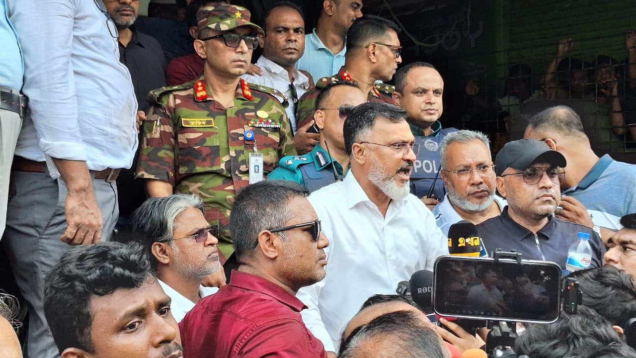 মিরপুর-১০ নম্বরে হোপ মার্কেট এলাকায় উচ্ছেদ অভিযানে ঢাকা উত্তর সিটি করপোরেশনের প্রশাসক মোঃ শফিকুল ইসলাম খান মিল্টন। বুধবার দুপুরে। ছবি: সিজেডএন টোয়েন্টিফোর