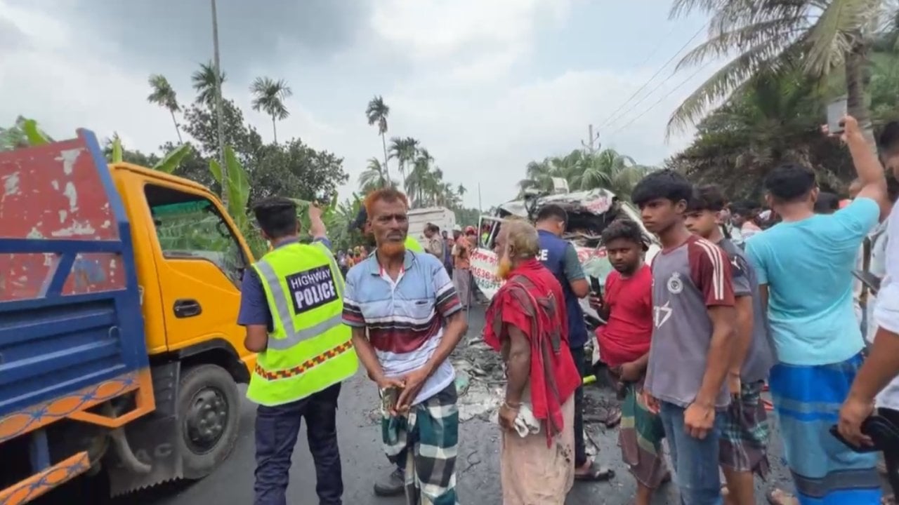 বাস-অ্যাম্বুলেন্সের সংঘর্ষে একই পরিবারের চারজনসহ নিহত ৫