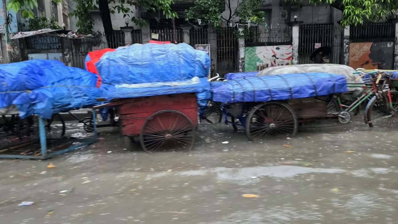 রাজধানীর ঢাকা কলেজের সামনে সড়কজুড়ে পানি। ছবি: সিজেডএন টোয়েন্টিফোর