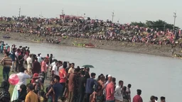 বেতনায় নৌকাবাইচ, দুই পাড়ে দর্শনার্থীর ঢল
