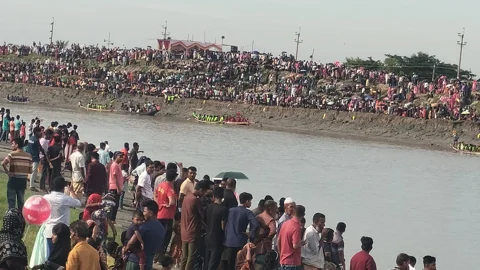 বেতনায় নৌকাবাইচ, দুই পাড়ে দর্শনার্থীর ঢল