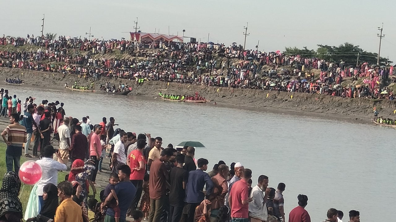 বেতনায় নৌকাবাইচ, দুই পাড়ে দর্শনার্থীর ঢল