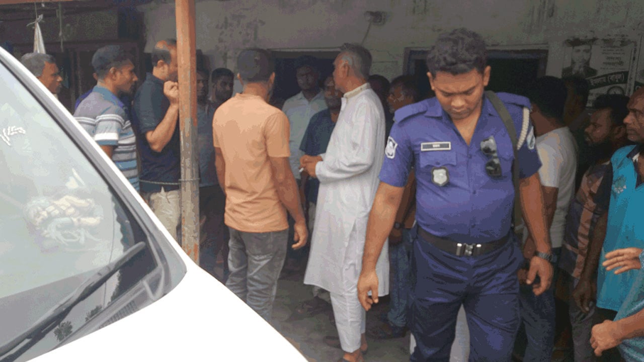 দুর্বৃত্তের দেওয়া আগুনে পুড়ল বিএনপির কার্যালয়, পরিদর্শনে এমপি