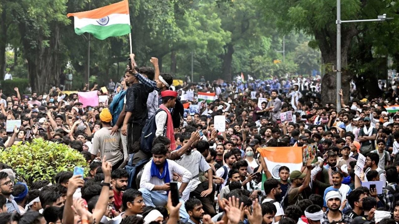 দিল্লিতে শিক্ষামন্ত্রী ধর্মেন্দ্র প্রধানের পদত্যাগের দাবিতে হাজারো তরুণের বিক্ষোভ