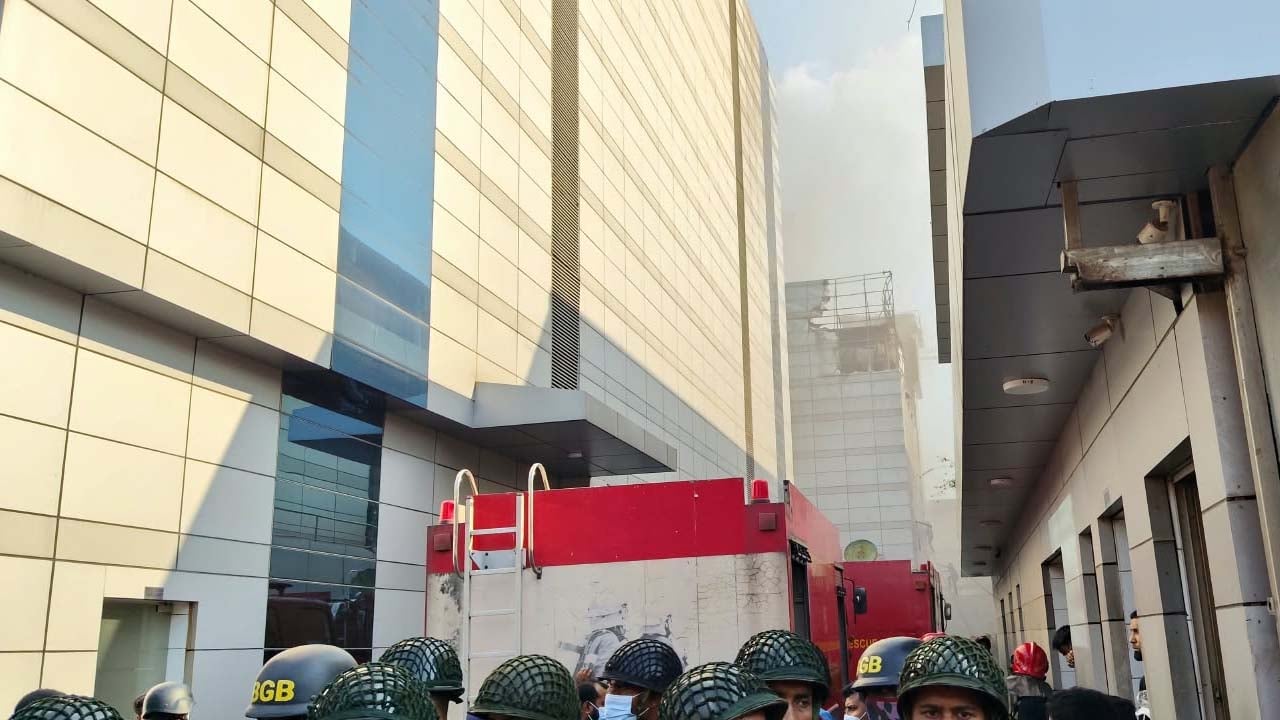 আগুন নিয়ন্ত্রণে ফায়ার সার্ভিসের সহায়তায় যোগ দেয় সেনাবাহিনী ও বিজিবির একাধিক প্লাটুনছবি: সিজেডএন টোয়েন্টিফোর