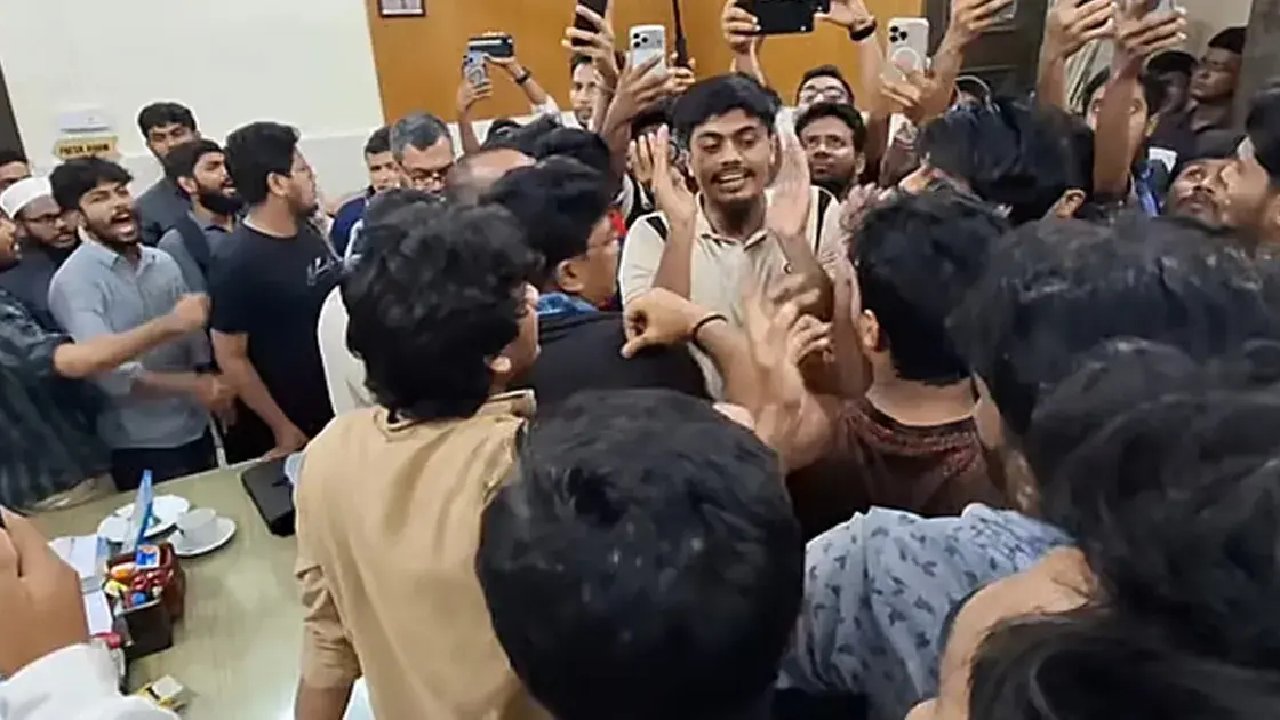 ঢাবিতে ‘সমকামী কর্মকাণ্ডের’ তদন্ত ঘিরে শিবির-ছাত্রদলের সংঘর্ষ
