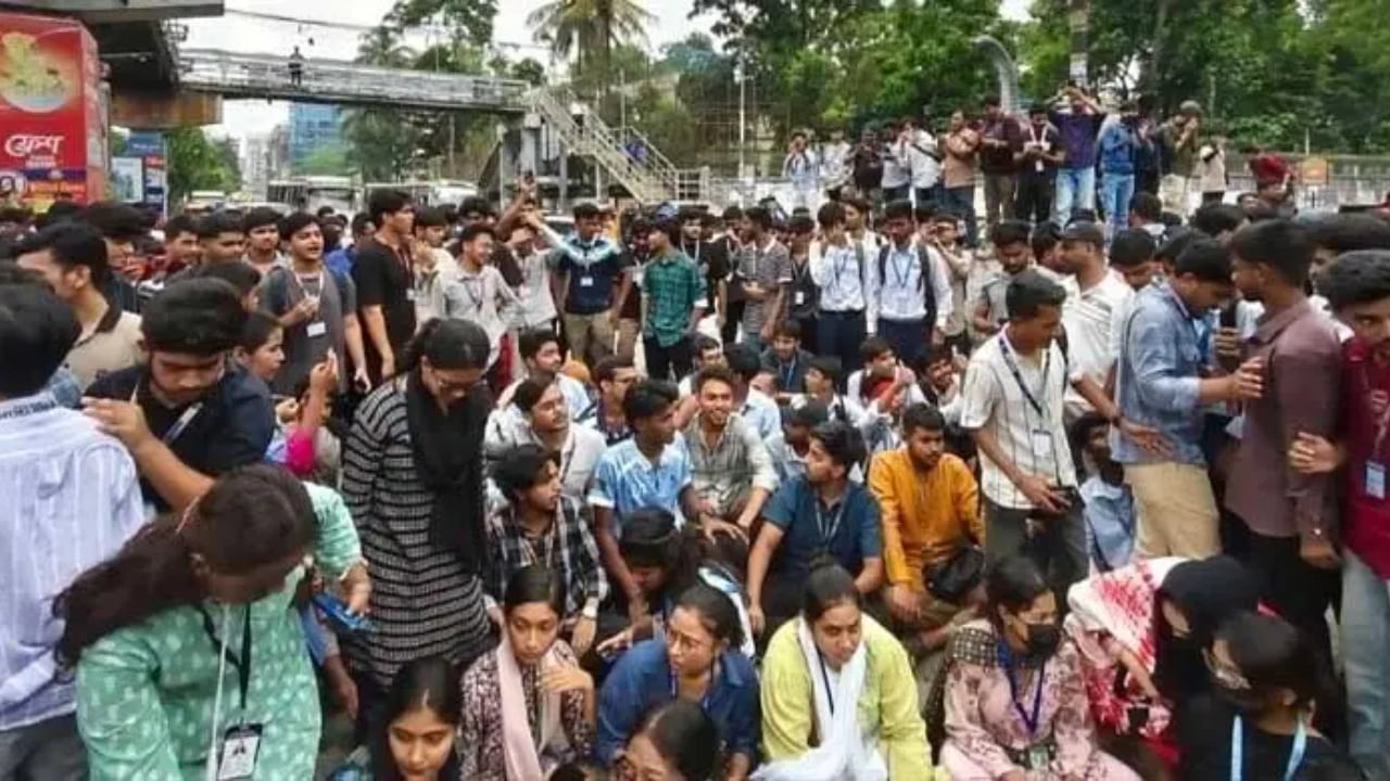 ‘তুমি কে আমি কে, ফার্মের মুরগি’ স্লোগানে উত্তাল সায়েন্সল্যাব