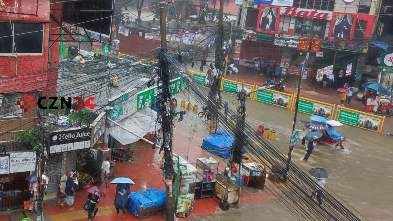 অবিরাম বৃষ্টিতে তলিয়ে গেছে রাজধানীর শান্তিনগর মোড়। ছবি: সিজেডএন টোয়েন্টিফোর