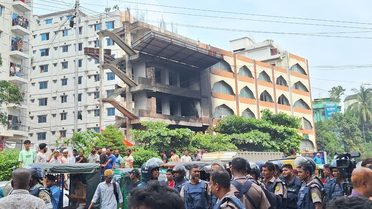 উচ্ছেদ অভিযানে ফুটপাতের ভাসমান দোকানগুলো ভেঙে দিচ্ছে পুলিশ ও ঢাকা উত্তর সিটি করপোরেশন। ছবি: সিজেডএন টোয়েন্টিফোর