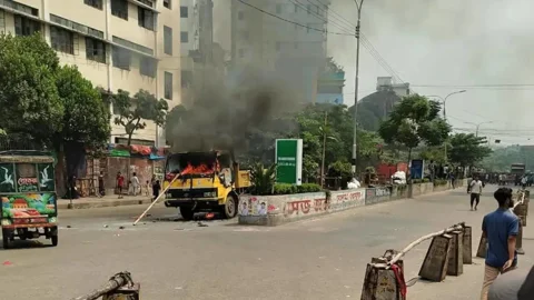 মিরপুরে উচ্ছেদ অভিযানে সংঘর্ষ, সিটি কর্পোরেশনের গাড়িতে আগুন