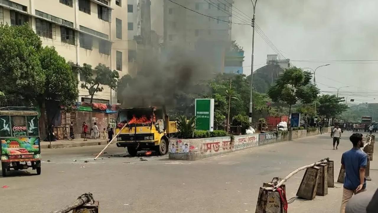 মিরপুরে উচ্ছেদ অভিযানে সংঘর্ষ, সিটি কর্পোরেশনের গাড়িতে আগুন