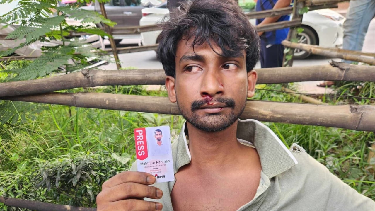 ধানমন্ডিতে জামায়াতের মিছিল থেকে সাংবাদিককের ওপর হামলার অভিযোগ