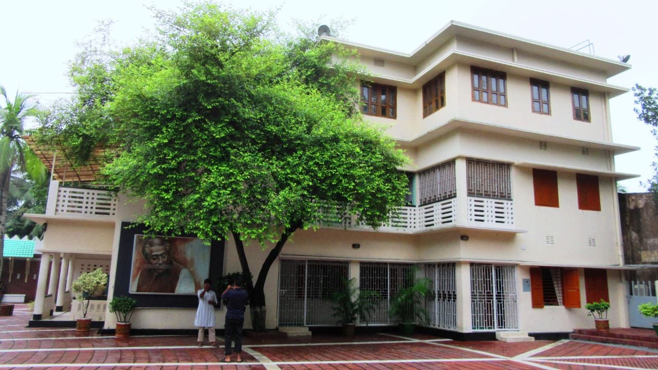 টুঙ্গিপাড়ায় শেখ হাসিনাদের বাড়ি