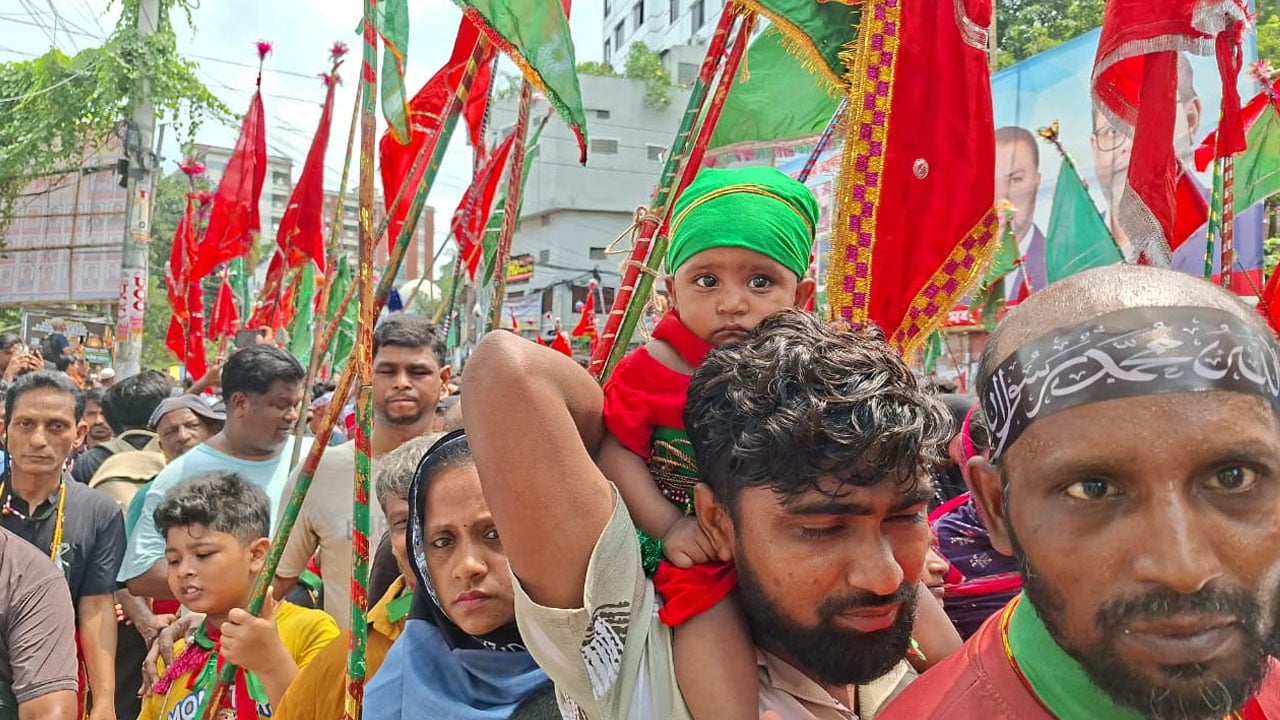 বাবার কাঁধে চেপে তাজিয়া মিছিলে অংশ নিয়েছে এক ছোট্ট শিশু