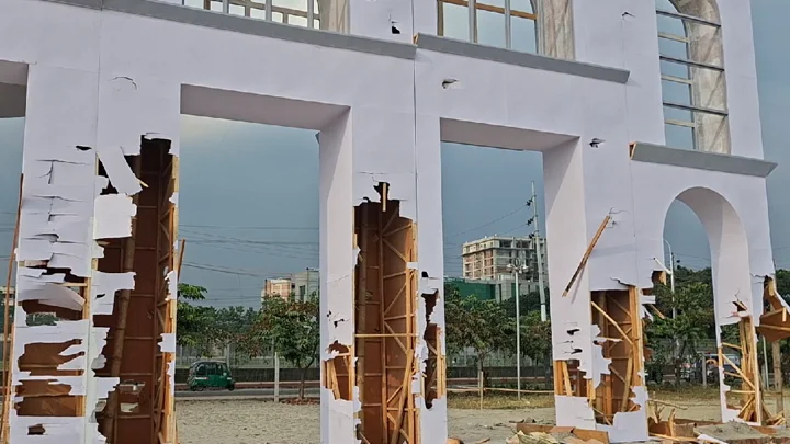 বাণিজ্য মেলার গেটে শেকৃবি শিক্ষার্থীদের ভাঙচুর